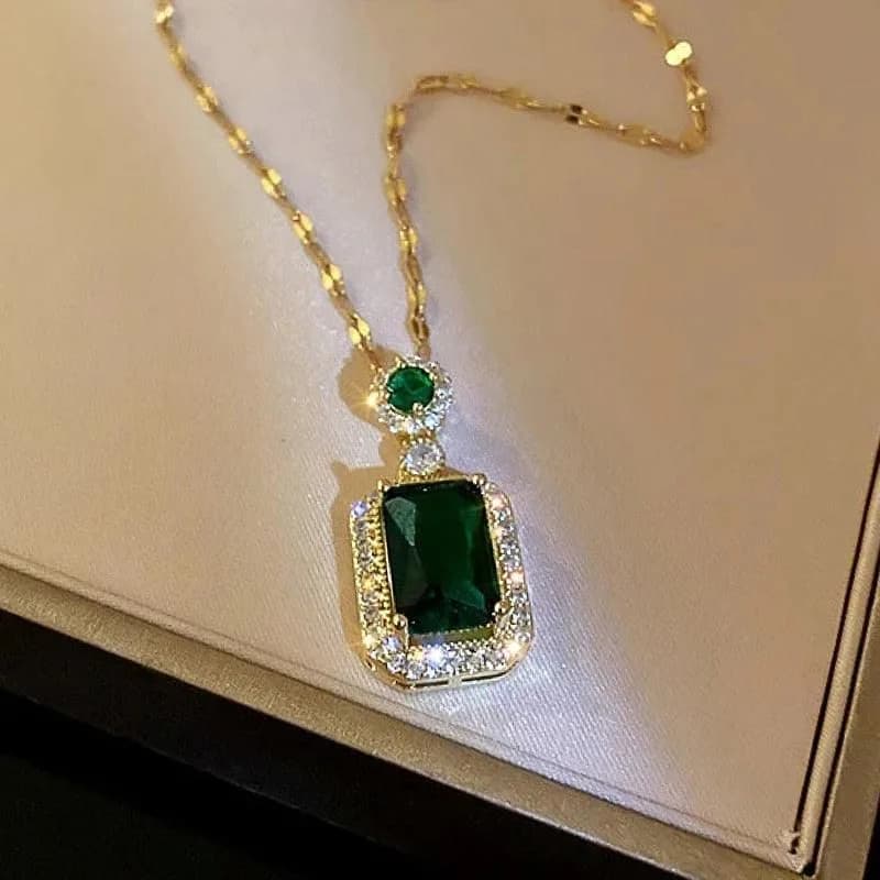 Green Stone Pendant Necklace