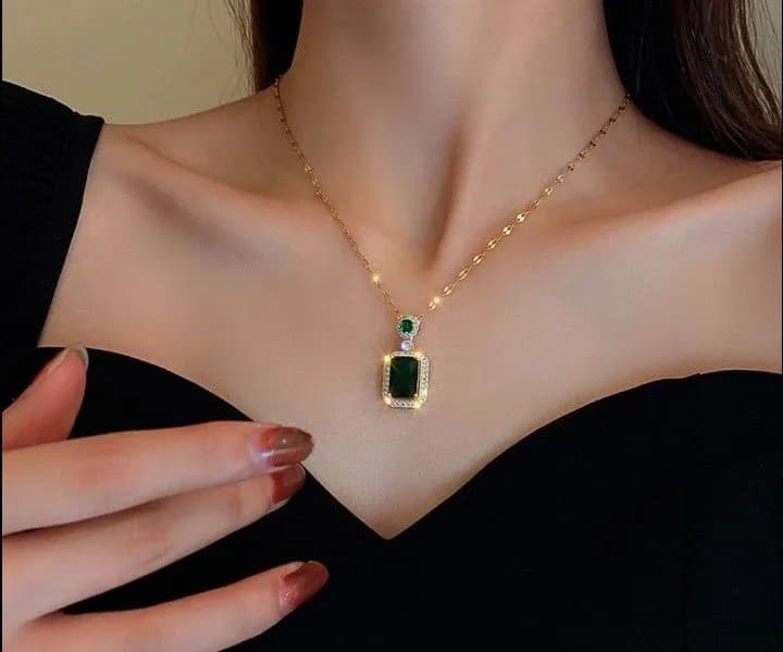 Green Stone Pendant Necklace 2
